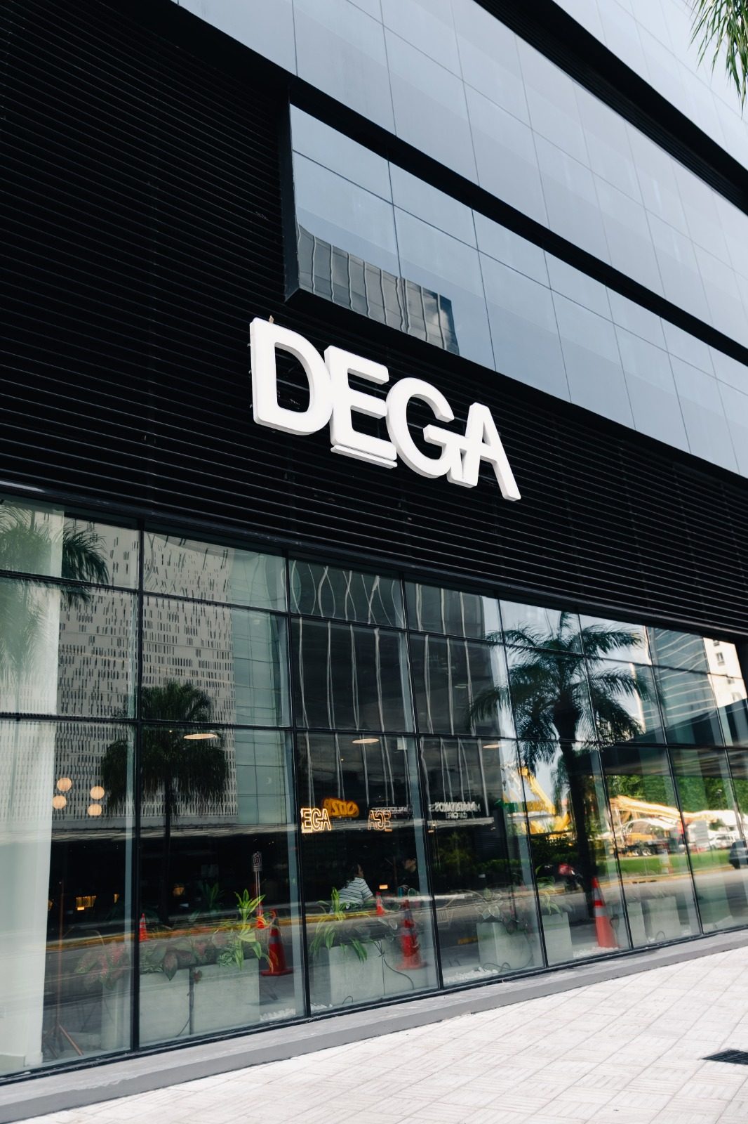 Fachada de DEGA en PH Office Plex 71