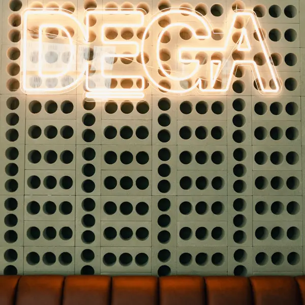 Neón y pared de bloques