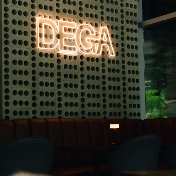 El letrero de neón de DEGA