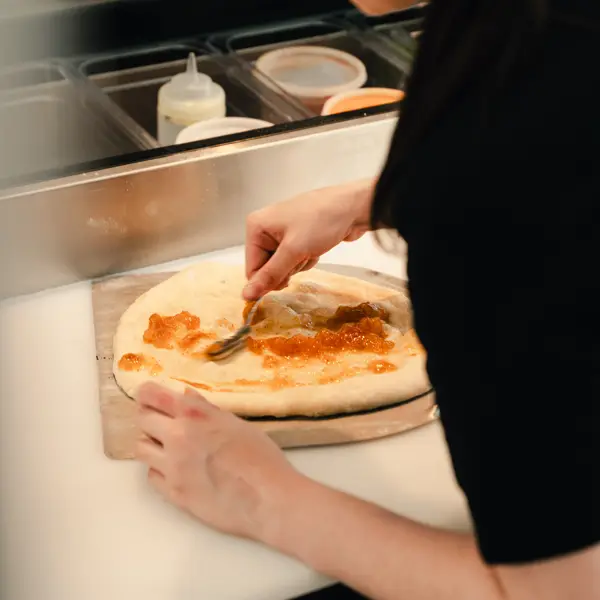 Estirando la masa de pizza