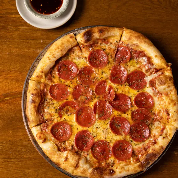 Pizza de pepperoni entera